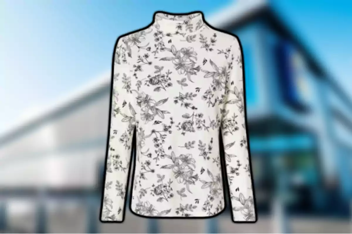 Suéter blanco con estampado floral en negro sobre un fondo desenfocado de un edificio moderno. Suéter blanco con estampado floral en negro sobre un fondo desenfocado de un edificio moderno.