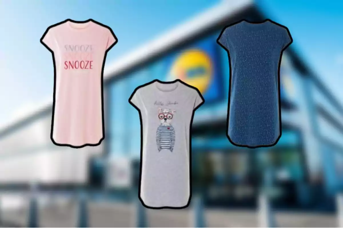 Tres camisetas de diferentes diseños y colores se muestran frente a un fondo borroso de una tienda. Tres camisetas de diferentes diseños y colores se muestran frente a un fondo borroso de una tienda.