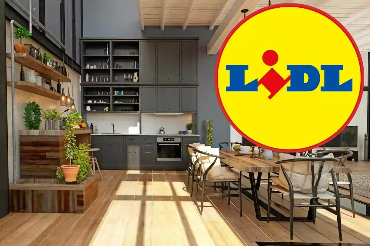 Cocina moderna con estanterías abiertas y plantas decorativas, junto a una mesa de comedor de madera, con el logotipo de Lidl superpuesto en la esquina derecha.