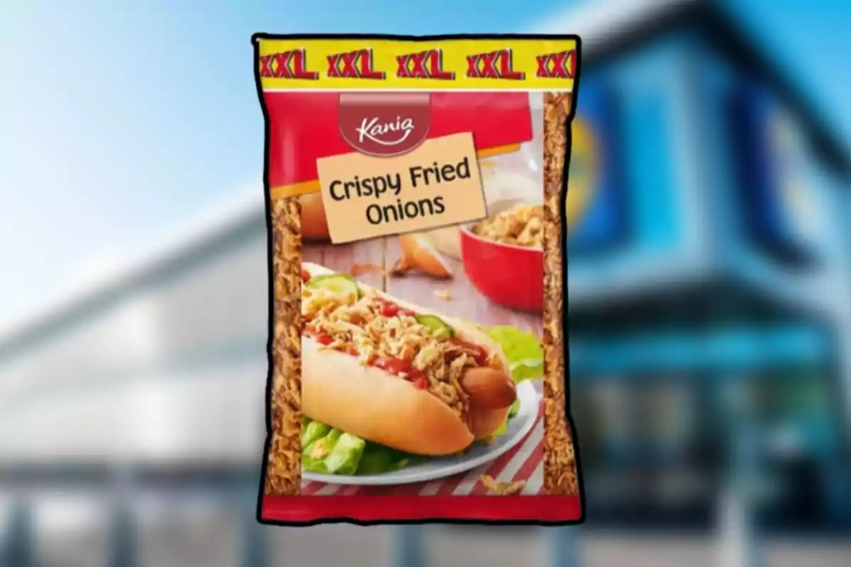 Paquete de cebolla frita crujiente de tamaño XXL con imagen de un hot dog cubierto con cebolla en un fondo desenfocado. Paquete de cebolla frita crujiente de tamaño XXL con imagen de un hot dog cubierto con cebolla en un fondo desenfocado.