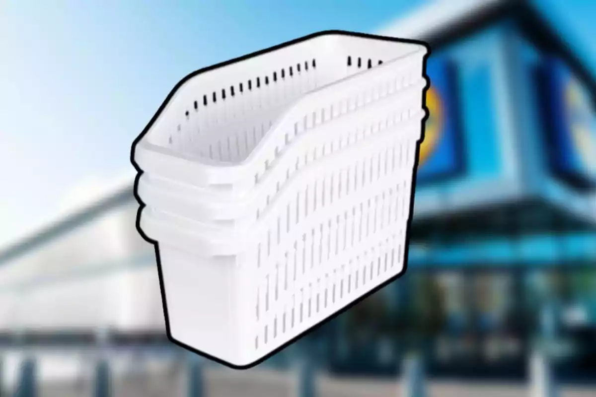 Tres cestas de plástico blancas apiladas con un fondo borroso de un edificio. Tres cestas de plástico blancas apiladas con un fondo borroso de un edificio.