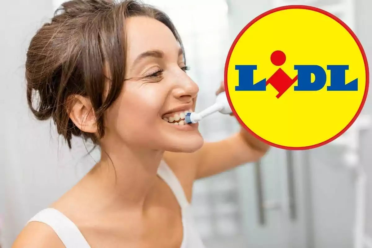 Mujer cepillándose los dientes con un cepillo eléctrico y el logo de Lidl superpuesto.