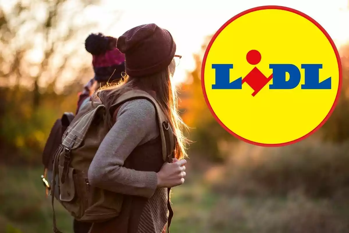 Dos personas con mochilas caminando al aire libre al atardecer con el logo de Lidl superpuesto.