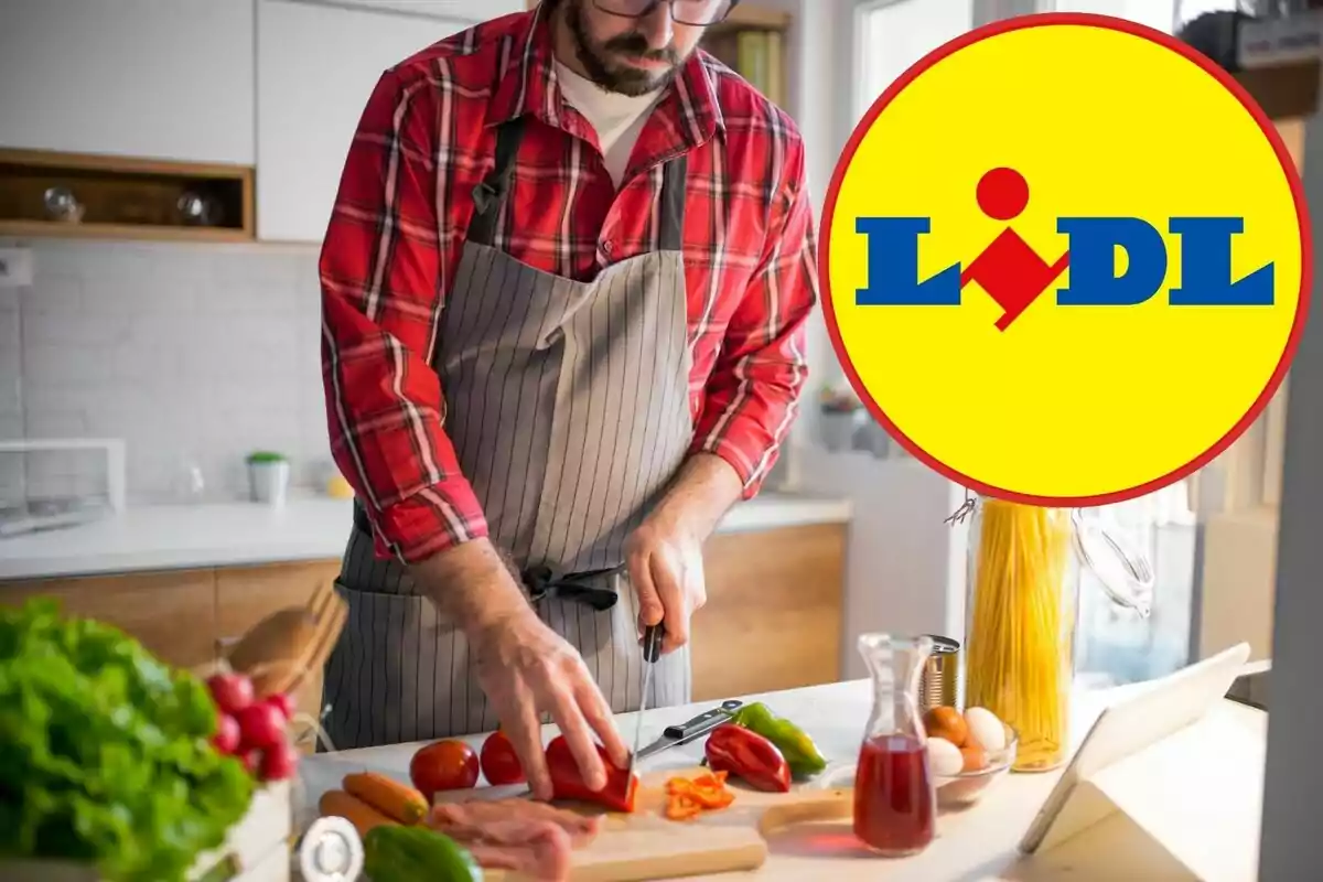 Hombre con delantal cortando verduras en una cocina con el logo de Lidl superpuesto. Hombre con delantal cortando verduras en una cocina con el logo de Lidl superpuesto.