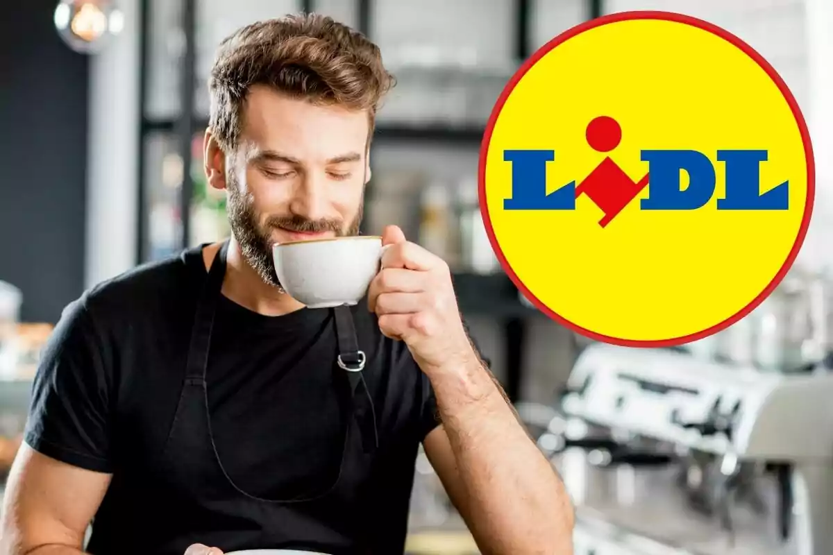 Hombre con barba disfrutando de una taza de café con el logo de Lidl en la esquina derecha.