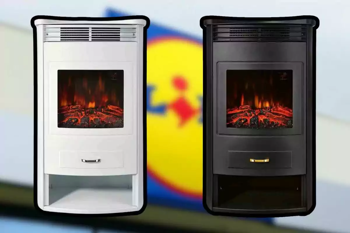 Dos chimeneas eléctricas, una blanca y otra negra, con efecto de llamas, frente a un fondo con el logotipo de una tienda. Dos chimeneas eléctricas, una blanca y otra negra, con efecto de llamas, frente a un fondo con el logotipo de una tienda.