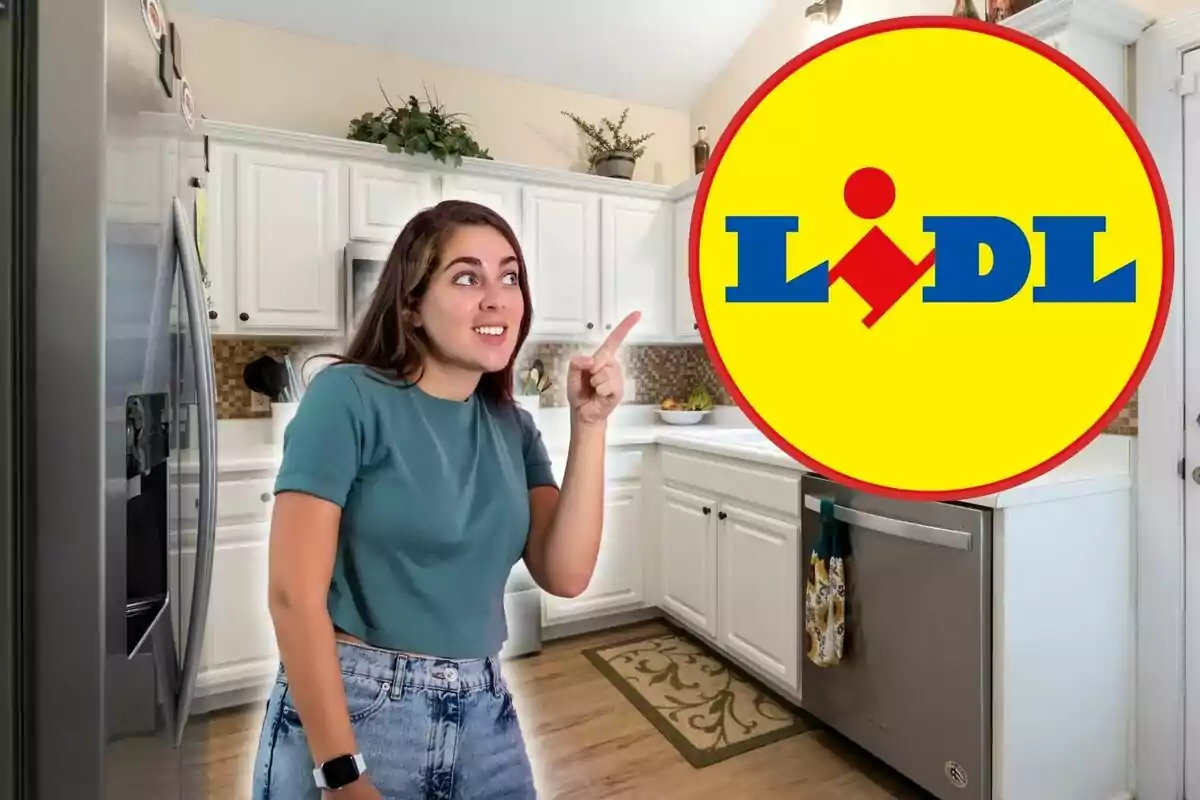 Una mujer en una cocina moderna blanca, señalando con entusiasmo el logotipo de Lidl que aparece en un círculo amarillo grande.