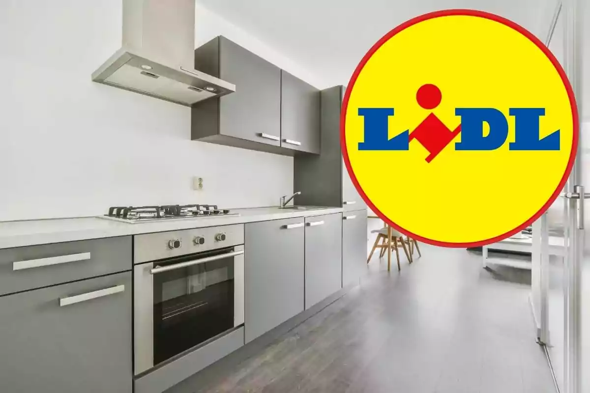 Cocina moderna con muebles grises y electrodomésticos de acero inoxidable, con un logotipo de Lidl superpuesto en la esquina derecha. Cocina moderna con muebles grises y electrodomésticos de acero inoxidable, con un logotipo de Lidl superpuesto en la esquina derecha.