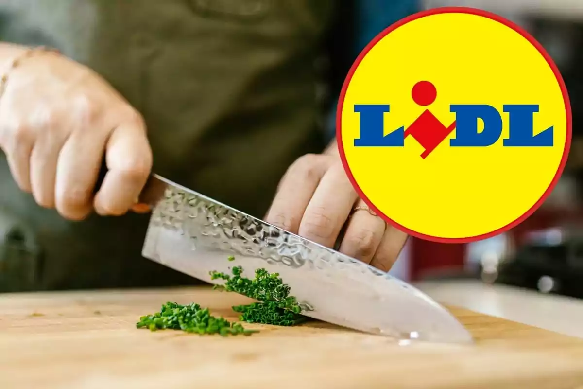 Mano cortando hierbas con un cuchillo en una tabla de cortar, con el logotipo de Lidl superpuesto.