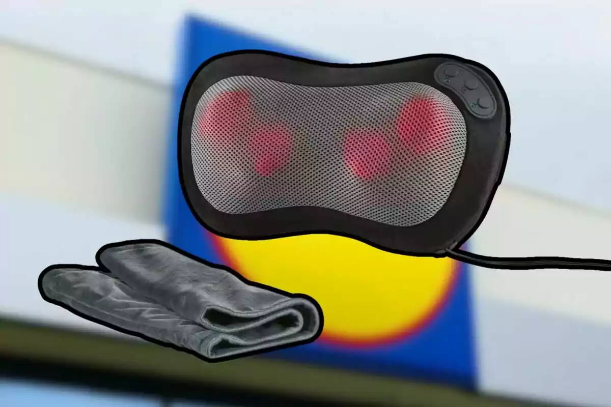 Cojín de masaje negro con malla y botones junto a una funda gris, sobre un fondo desenfocado de colores azul y amarillo. Cojín de masaje negro con malla y botones junto a una funda gris, sobre un fondo desenfocado de colores azul y amarillo.