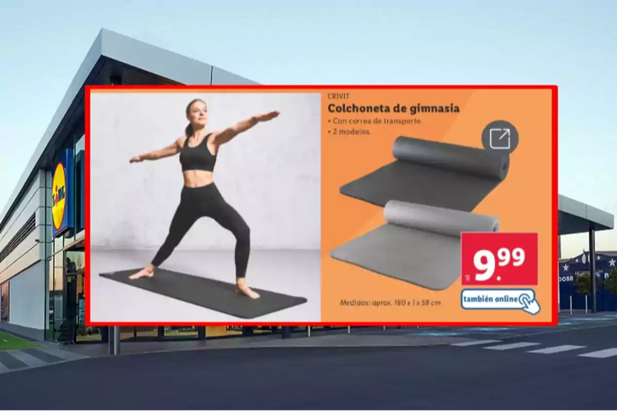 Una mujer haciendo yoga sobre una colchoneta negra junto a un anuncio de colchonetas de gimnasia con precio y detalles de compra en una tienda. Una mujer haciendo yoga sobre una colchoneta negra junto a un anuncio de colchonetas de gimnasia con precio y detalles de compra en una tienda.