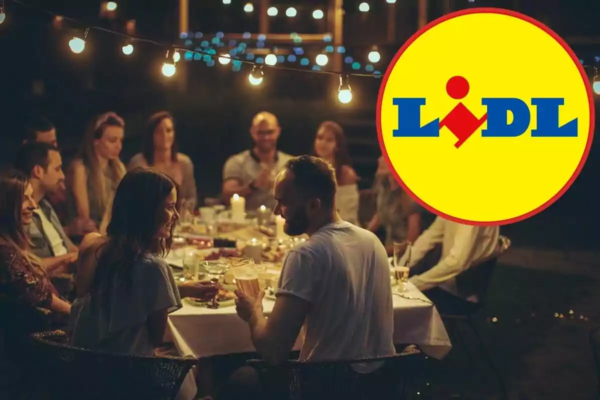 Un grupo de personas disfrutando de una cena al aire libre bajo luces colgantes, con el logo de Lidl superpuesto en la esquina superior derecha.