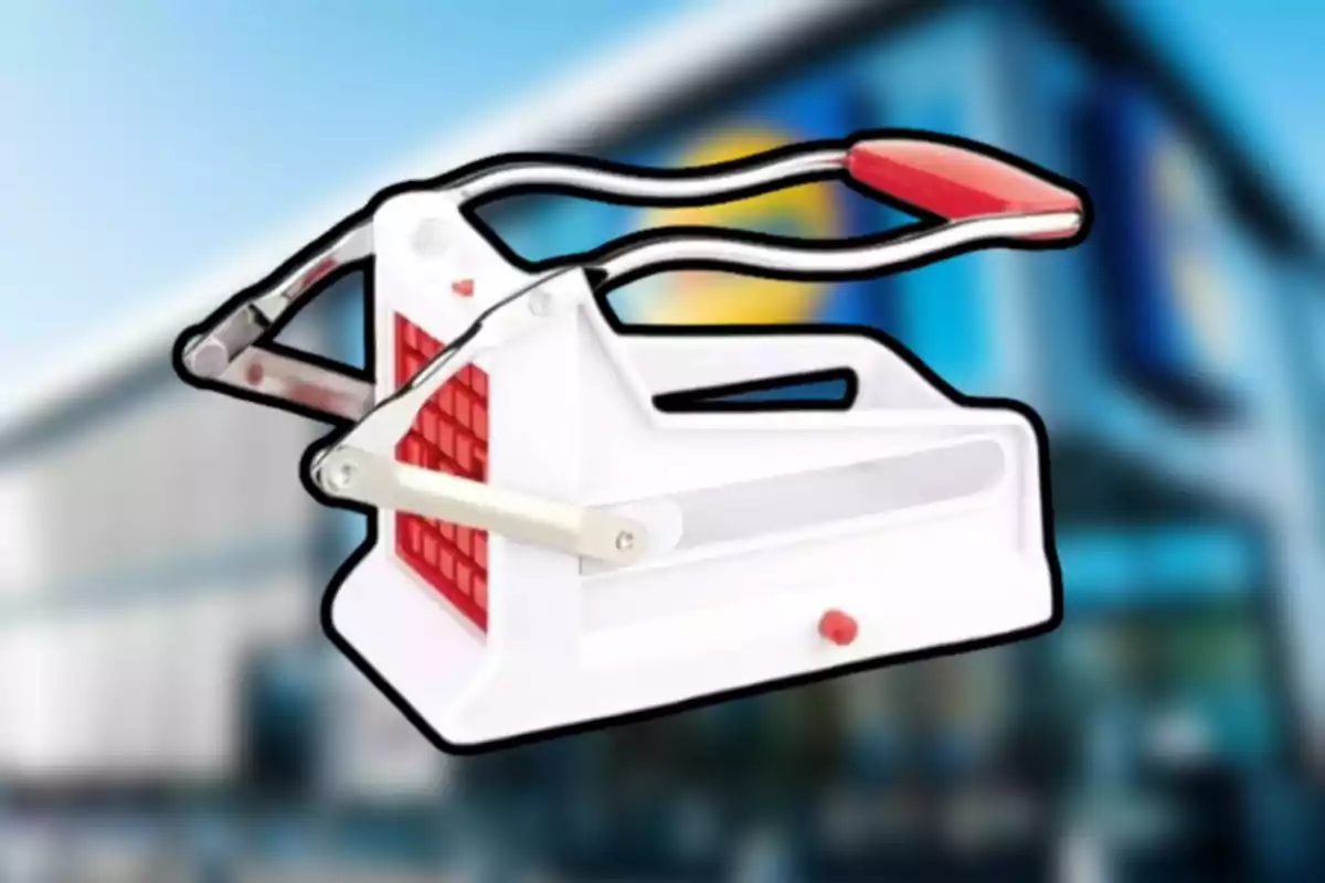 Cortador de papas fritas manual de plástico blanco con detalles rojos y mango ergonómico sobre un fondo desenfocado Cortador de papas fritas manual de plástico blanco con detalles rojos y mango ergonómico sobre un fondo desenfocado