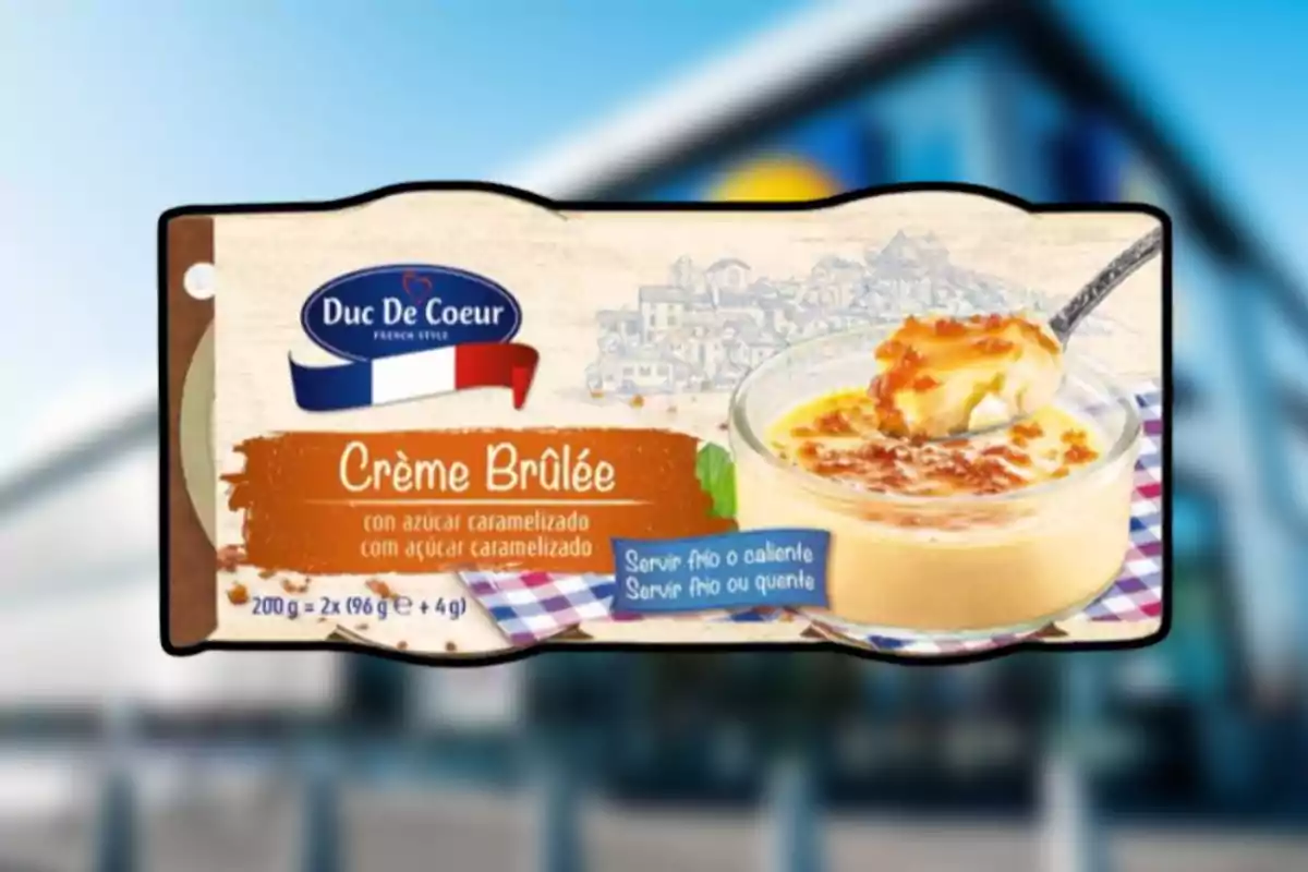 Etiqueta de un postre de crème brûlée de la marca Duc De Coeur con una imagen del postre en un recipiente de vidrio y una cuchara mostrando la textura cremosa. Etiqueta de un postre de crème brûlée de la marca Duc De Coeur con una imagen del postre en un recipiente de vidrio y una cuchara mostrando la textura cremosa.