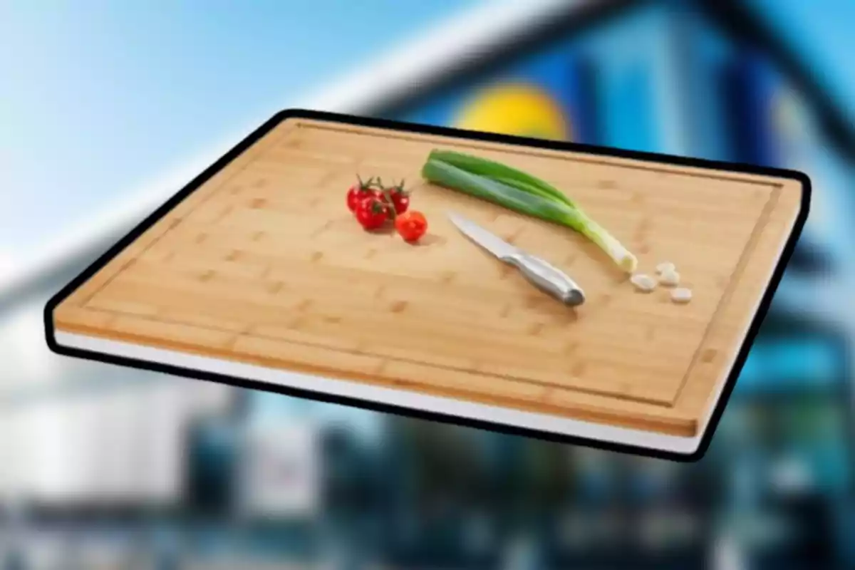 Una tabla de cortar de madera con un cuchillo, tomates y un cebollín sobre ella, con un fondo desenfocado. Una tabla de cortar de madera con un cuchillo, tomates y un cebollín sobre ella, con un fondo desenfocado.