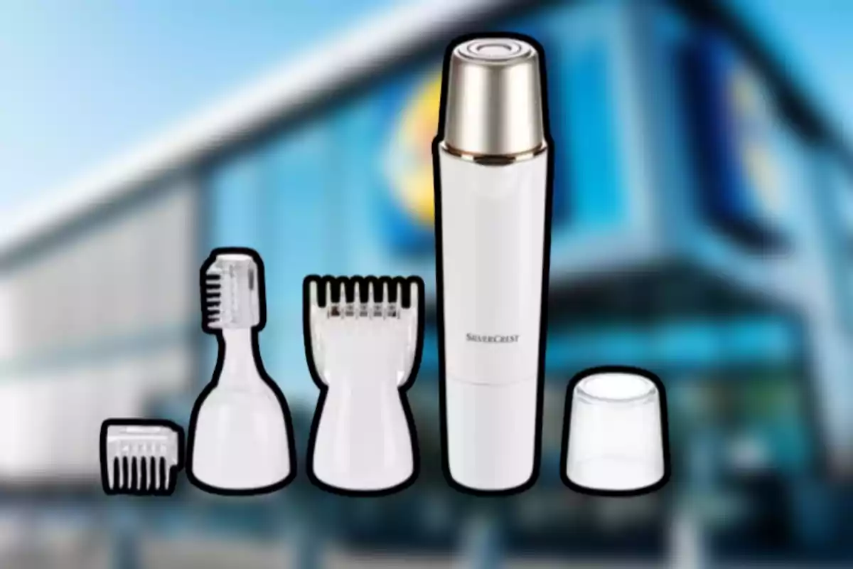 Kit de depiladora eléctrica blanca con varios accesorios y fondo de tienda desenfocado Kit de depiladora eléctrica blanca con varios accesorios y fondo de tienda desenfocado