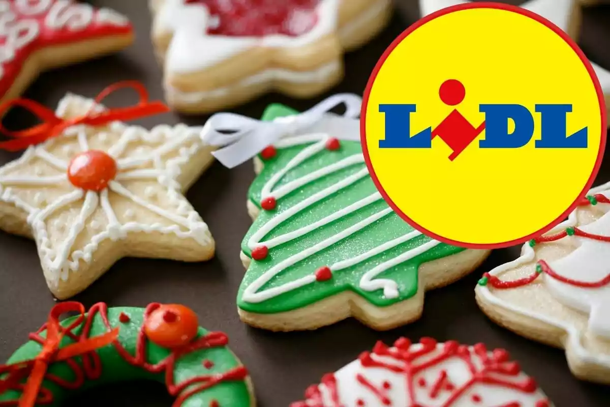 Galletas navideñas decoradas con glaseado de colores y el logotipo de Lidl en la esquina superior derecha.