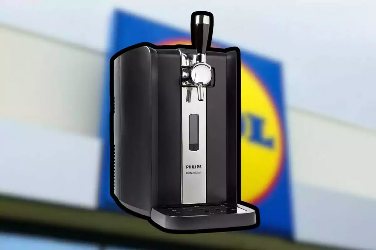 Máquina dispensadora de cerveza Philips PerfectDraft frente a un cartel de Lidl. Máquina dispensadora de cerveza Philips PerfectDraft frente a un cartel de Lidl.