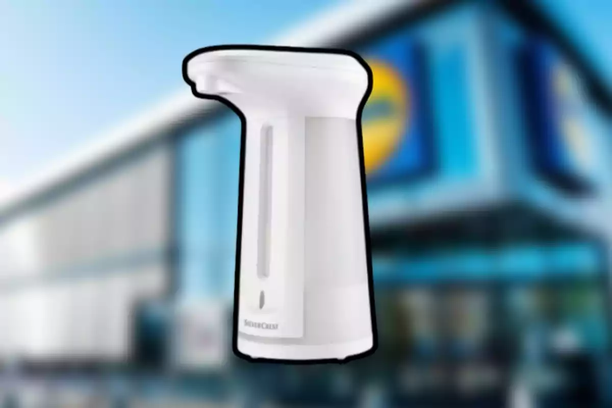 Dispensador automático de jabón blanco con fondo de tienda desenfocado Dispensador automático de jabón blanco con fondo de tienda desenfocado