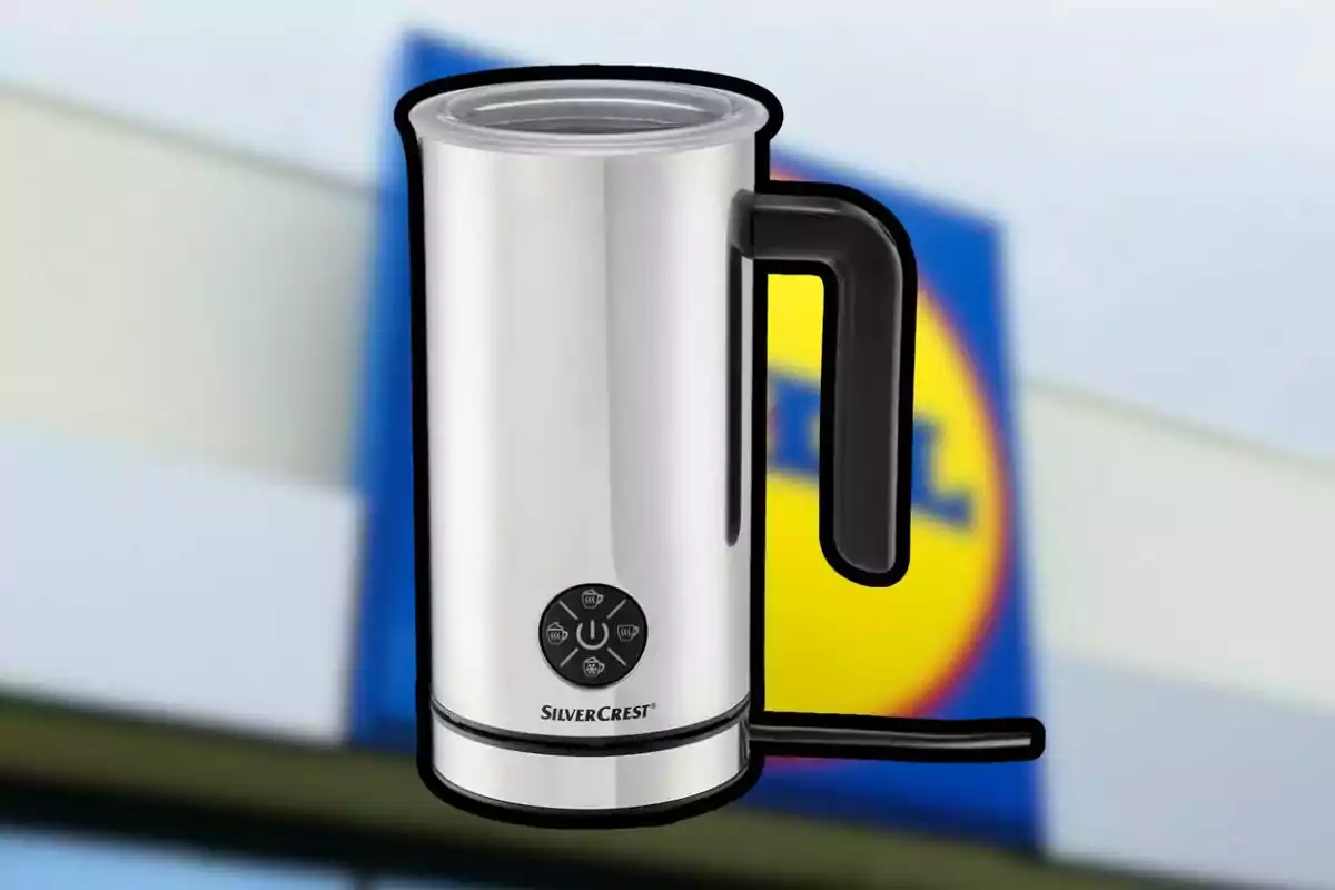 Una cafetera eléctrica de la marca SilverCrest con un fondo borroso de un logotipo de supermercado. Una cafetera eléctrica de la marca SilverCrest con un fondo borroso de un logotipo de supermercado.