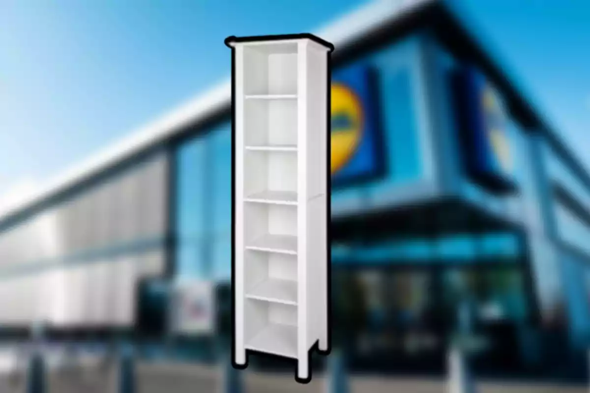 Estante blanco de varios niveles frente a una tienda con fachada moderna desenfocada Estante blanco de varios niveles frente a una tienda con fachada moderna desenfocada