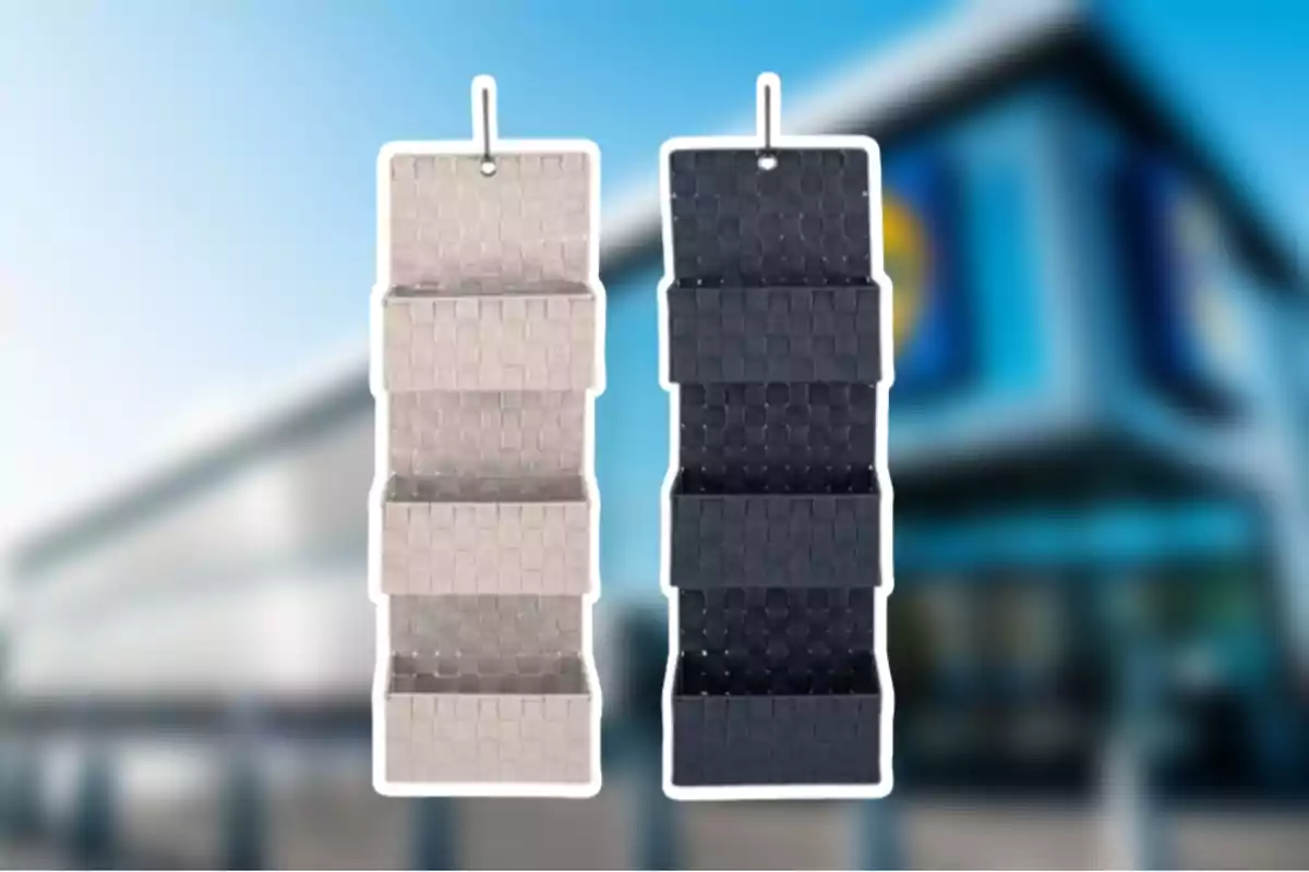 Dos organizadores colgantes de tela con diseño de tejido en colores gris claro y negro, cada uno con tres compartimentos, sobre un fondo desenfocado de un edificio. Dos organizadores colgantes de tela con diseño de tejido en colores gris claro y negro, cada uno con tres compartimentos, sobre un fondo desenfocado de un edificio.