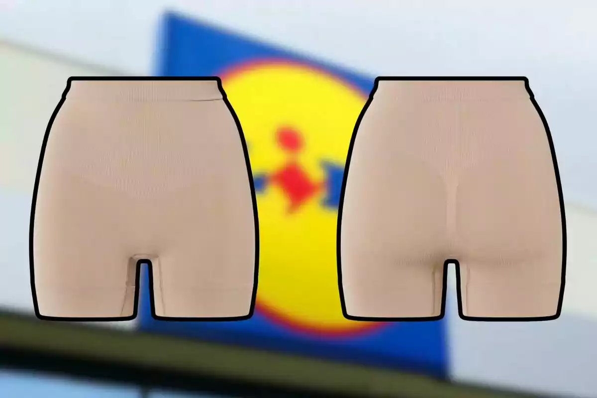 Dos prendas de ropa interior color beige vistas de frente y de espaldas con un fondo desenfocado de un logotipo amarillo y azul. Dos prendas de ropa interior color beige vistas de frente y de espaldas con un fondo desenfocado de un logotipo amarillo y azul.