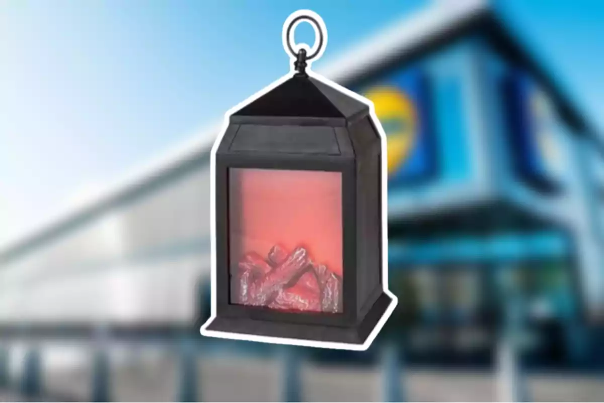 Linterna decorativa negra con efecto de fuego en su interior frente a un edificio borroso. Linterna decorativa negra con efecto de fuego en su interior frente a un edificio borroso.