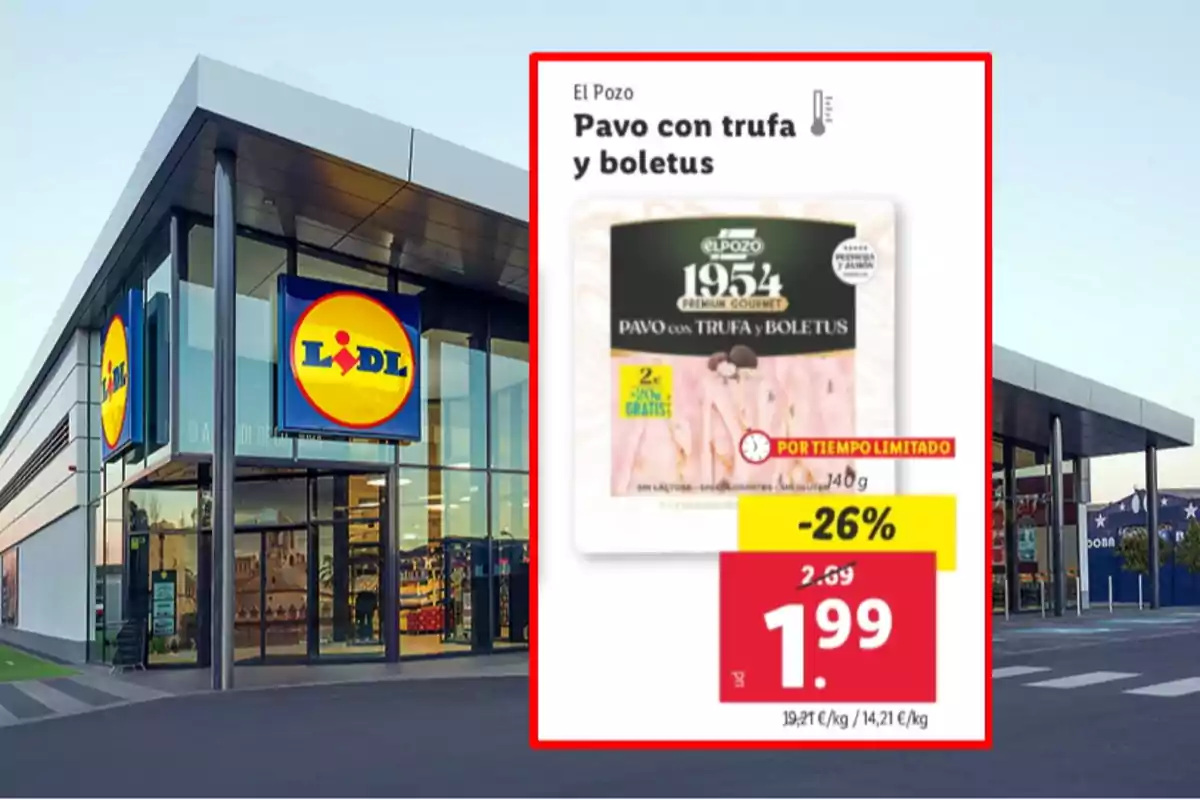 Imagen de una tienda Lidl con un cartel promocional de pavo con trufa y boletus de la marca El Pozo, mostrando un descuento del 26% y un precio reducido a 1,99 euros. Imagen de una tienda Lidl con un cartel promocional de pavo con trufa y boletus de la marca El Pozo, mostrando un descuento del 26% y un precio reducido a 1,99 euros.