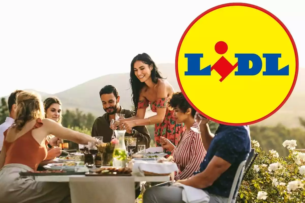 Un grupo de personas disfrutando de una comida al aire libre con el logotipo de Lidl superpuesto en la imagen.