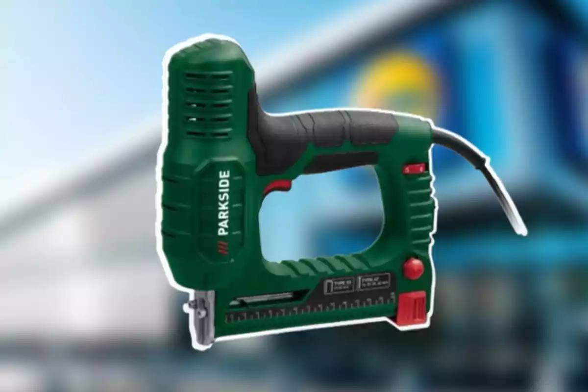 Imagen de una grapadora eléctrica verde de la marca Parkside con fondo desenfocado. Imagen de una grapadora eléctrica verde de la marca Parkside con fondo desenfocado.