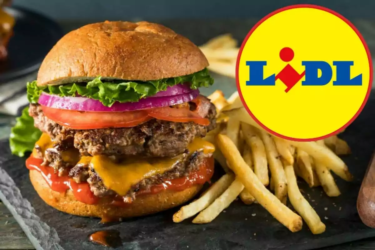 Hamburguesa con queso y papas fritas junto a un logotipo circular amarillo y azul. Hamburguesa con queso y papas fritas junto a un logotipo circular amarillo y azul.