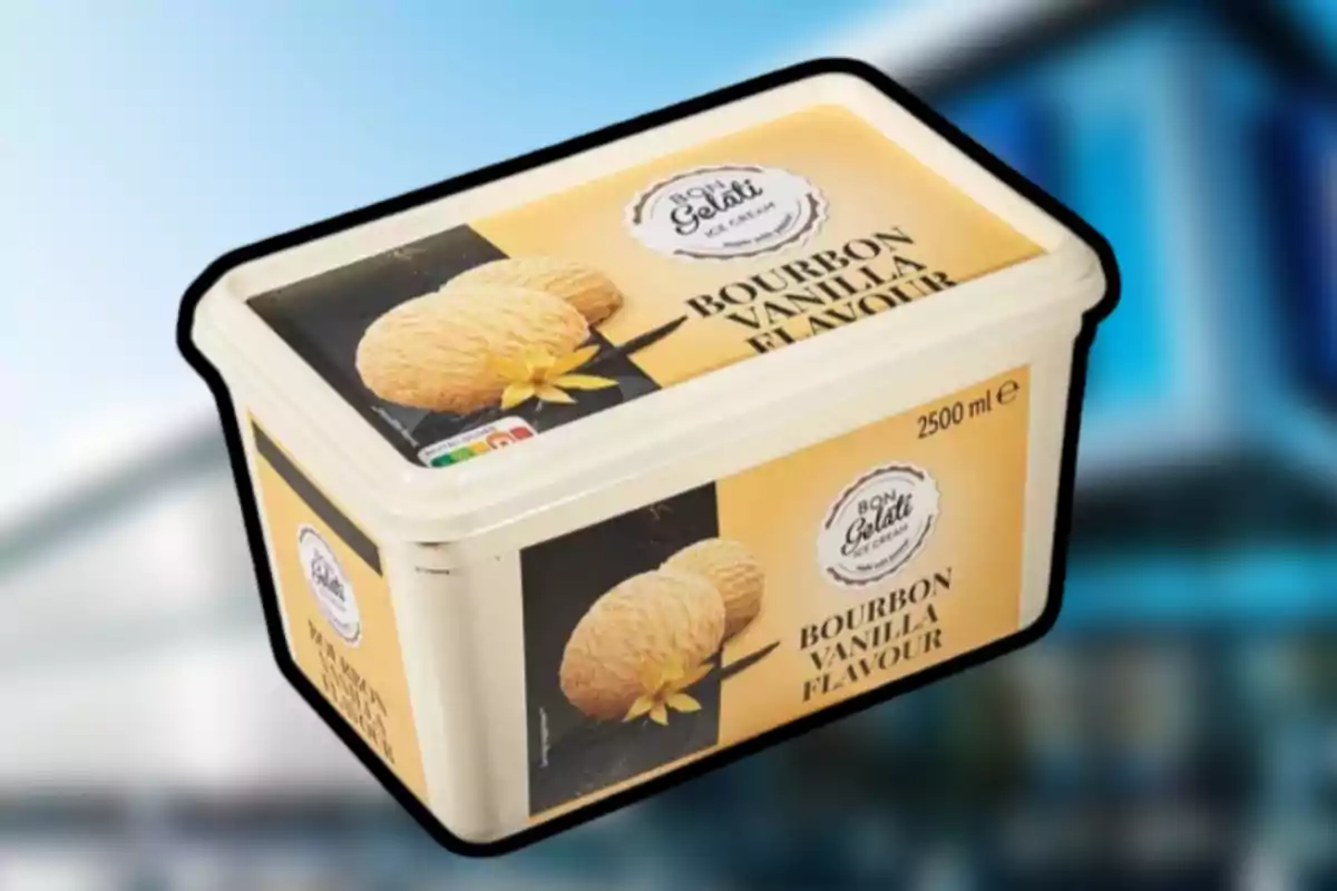 Envase rectangular de helado sabor vainilla bourbon de la marca Bon Gelati con capacidad de 2500 ml sobre un fondo desenfocado azul y blanco Envase rectangular de helado sabor vainilla bourbon de la marca Bon Gelati con capacidad de 2500 ml sobre un fondo desenfocado azul y blanco