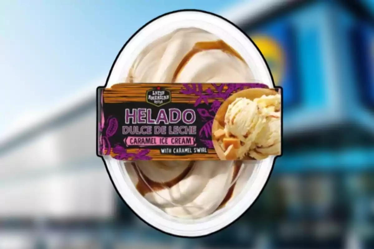 Envase de helado de dulce de leche con etiqueta decorativa y una imagen de una bola de helado Envase de helado de dulce de leche con etiqueta decorativa y una imagen de una bola de helado