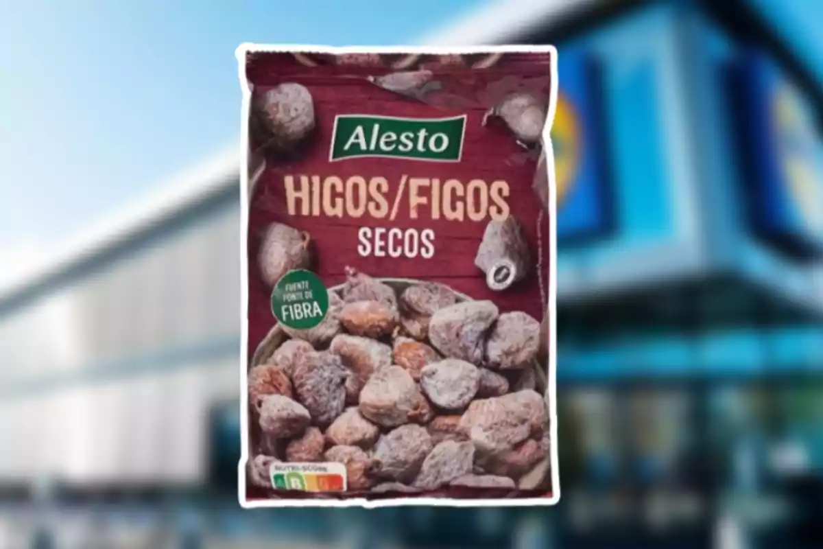 Bolsa de higos secos de la marca Alesto con fondo de supermercado desenfocado Bolsa de higos secos de la marca Alesto con fondo de supermercado desenfocado