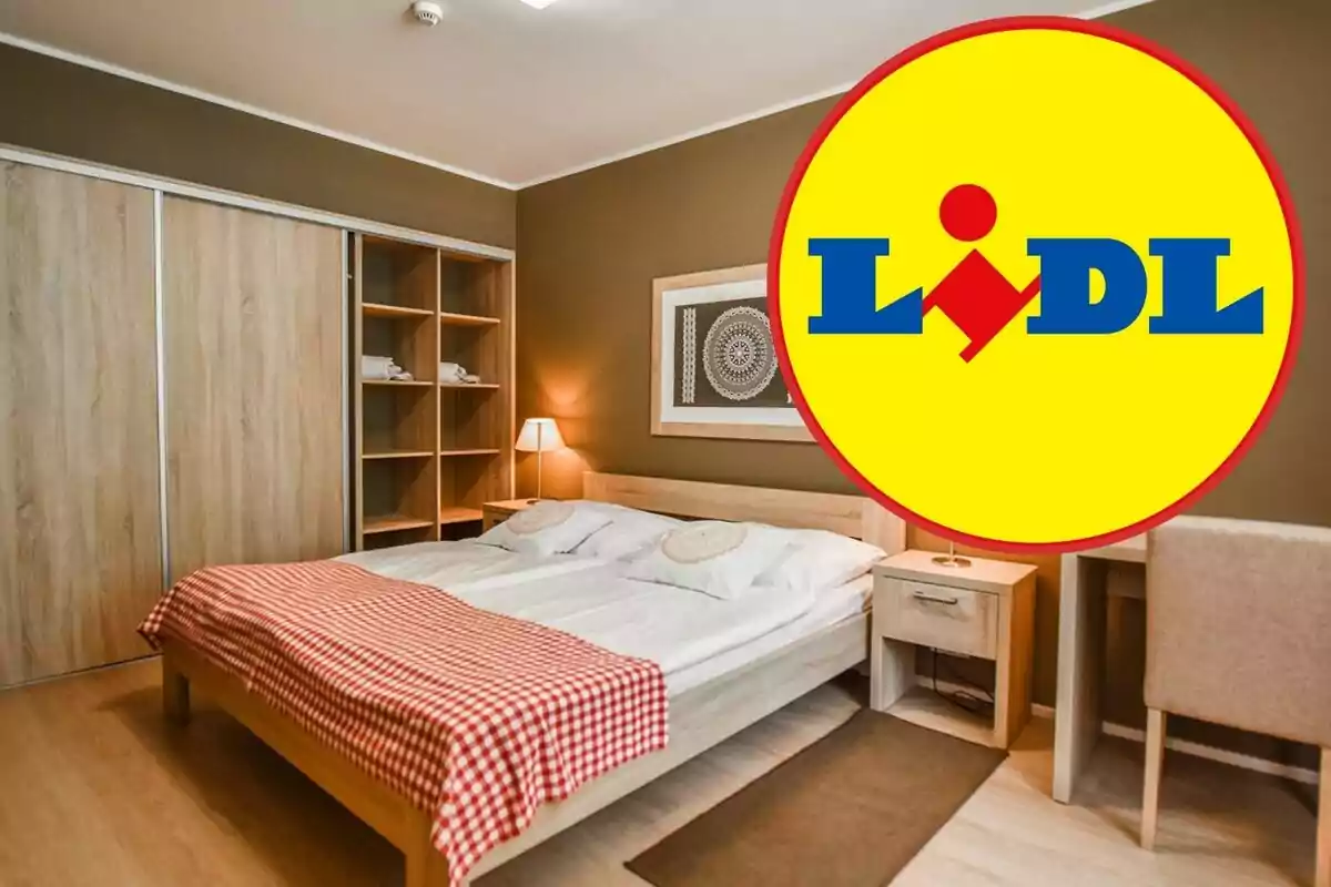 Habitación de hotel con cama doble, decoración minimalista y logo de Lidl superpuesto.