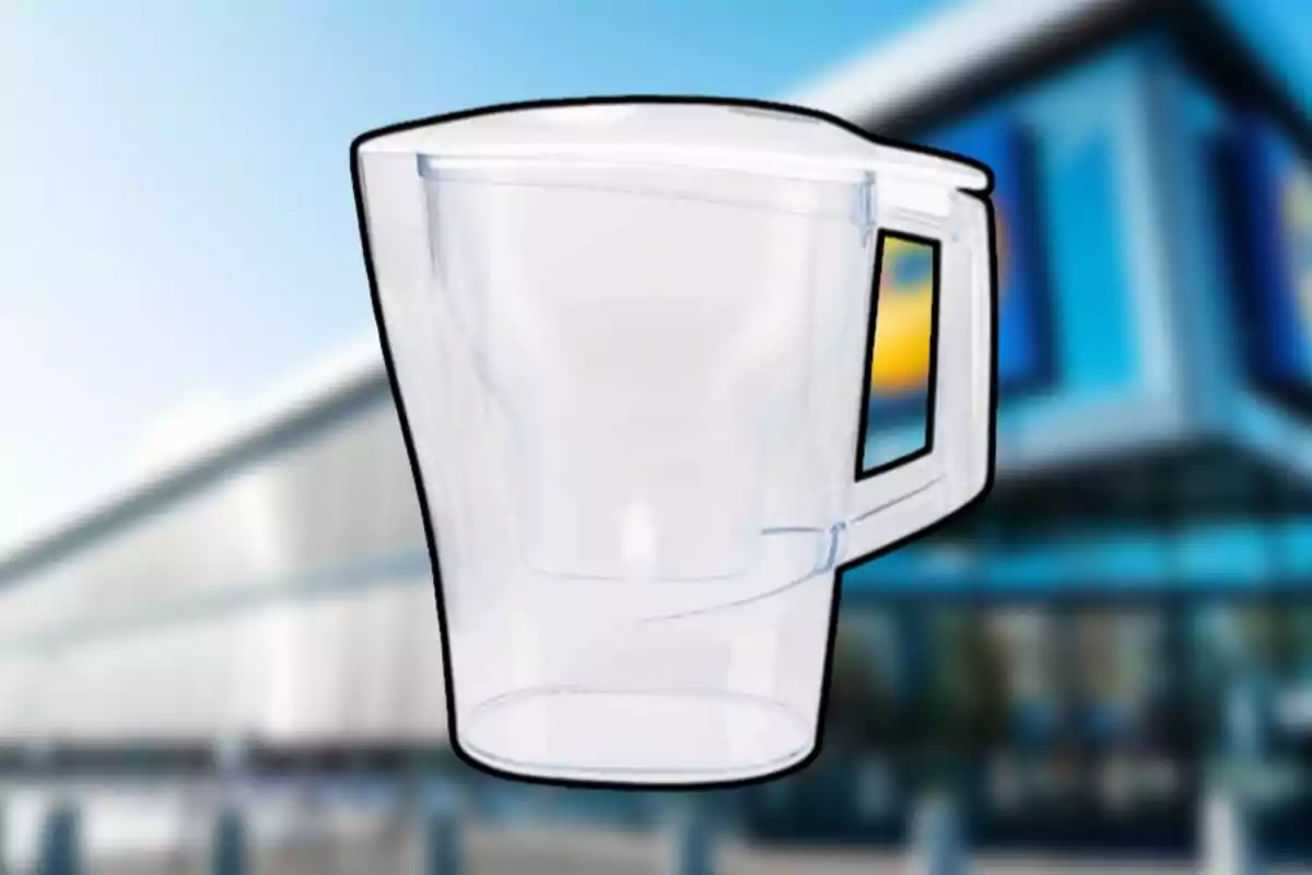 Una jarra de plástico transparente con tapa y asa se muestra sobre un fondo desenfocado de un edificio moderno. Una jarra de plástico transparente con tapa y asa se muestra sobre un fondo desenfocado de un edificio moderno.