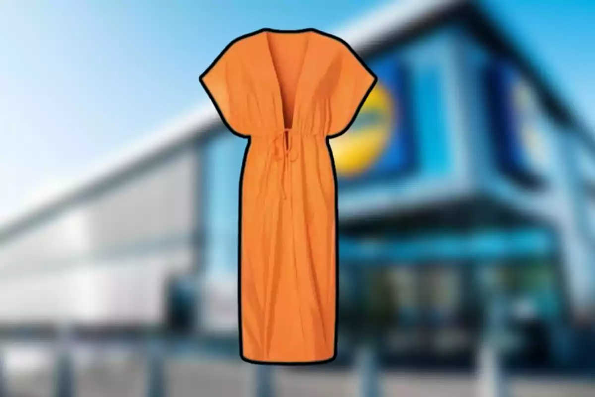 Vestido naranja de manga corta con escote en V y lazo en la cintura sobre un fondo de tienda desenfocado Vestido naranja de manga corta con escote en V y lazo en la cintura sobre un fondo de tienda desenfocado
