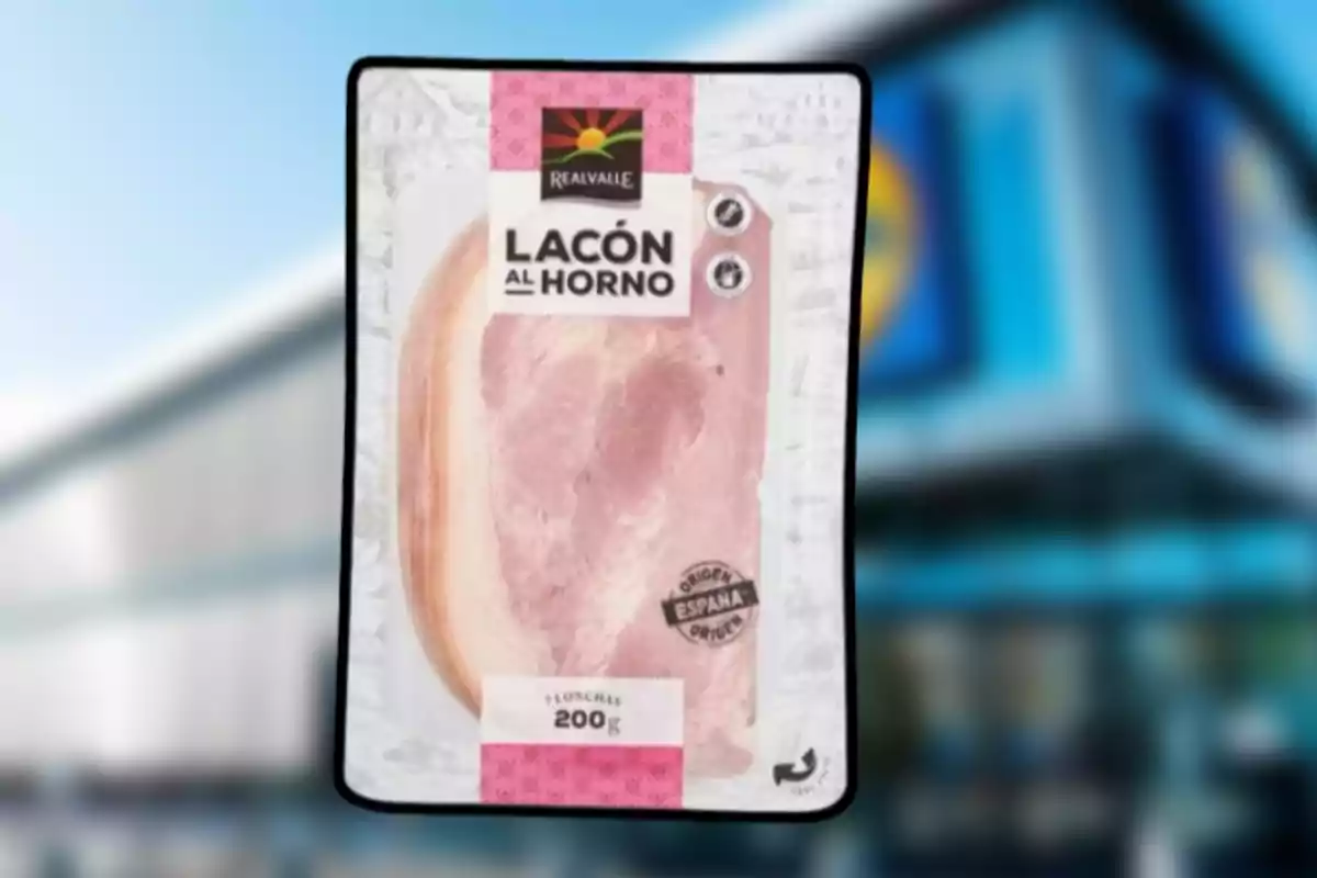 Paquete de lacón al horno de la marca Realvalle con 200 gramos y fondo de supermercado desenfocado Paquete de lacón al horno de la marca Realvalle con 200 gramos y fondo de supermercado desenfocado