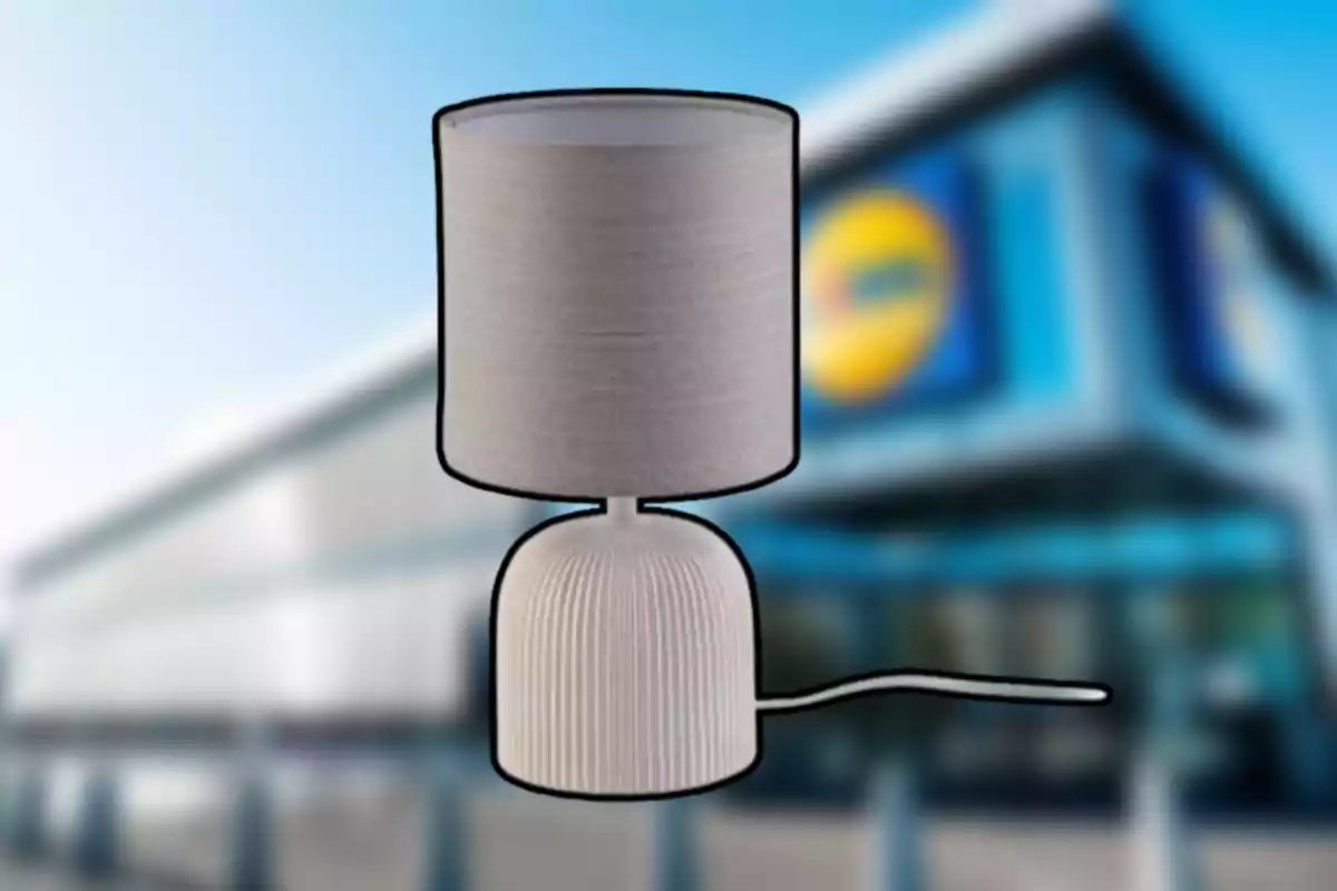 Lámpara de mesa color beige con fondo de una tienda desenfocada Lámpara de mesa color beige con fondo de una tienda desenfocada