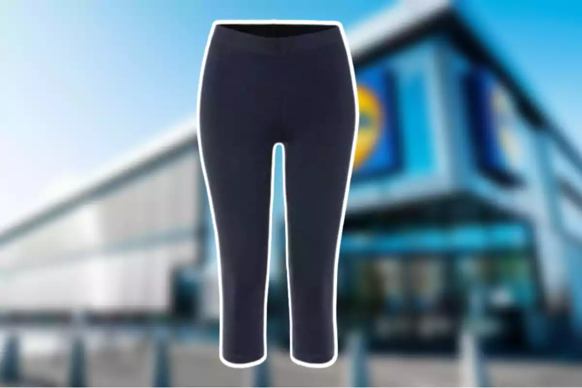 Leggings oscuros sobre un fondo desenfocado de una tienda Leggings oscuros sobre un fondo desenfocado de una tienda