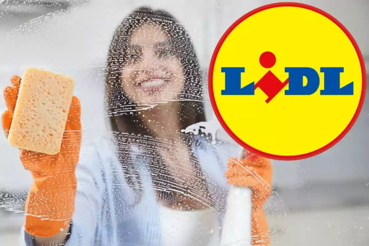 Una mujer con guantes naranjas y una esponja limpia una superficie de vidrio, con el logotipo de Lidl en la esquina derecha.