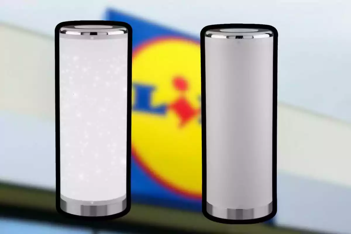 Dos lámparas cilíndricas con bordes metálicos frente a un fondo desenfocado de un logotipo. Dos lámparas cilíndricas con bordes metálicos frente a un fondo desenfocado de un logotipo.