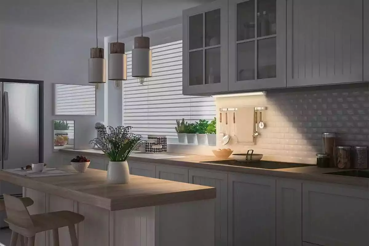 Una cocina moderna con encimeras de madera, iluminación colgante, plantas decorativas y utensilios organizados en la pared. Una cocina moderna con encimeras de madera, iluminación colgante, plantas decorativas y utensilios organizados en la pared.
