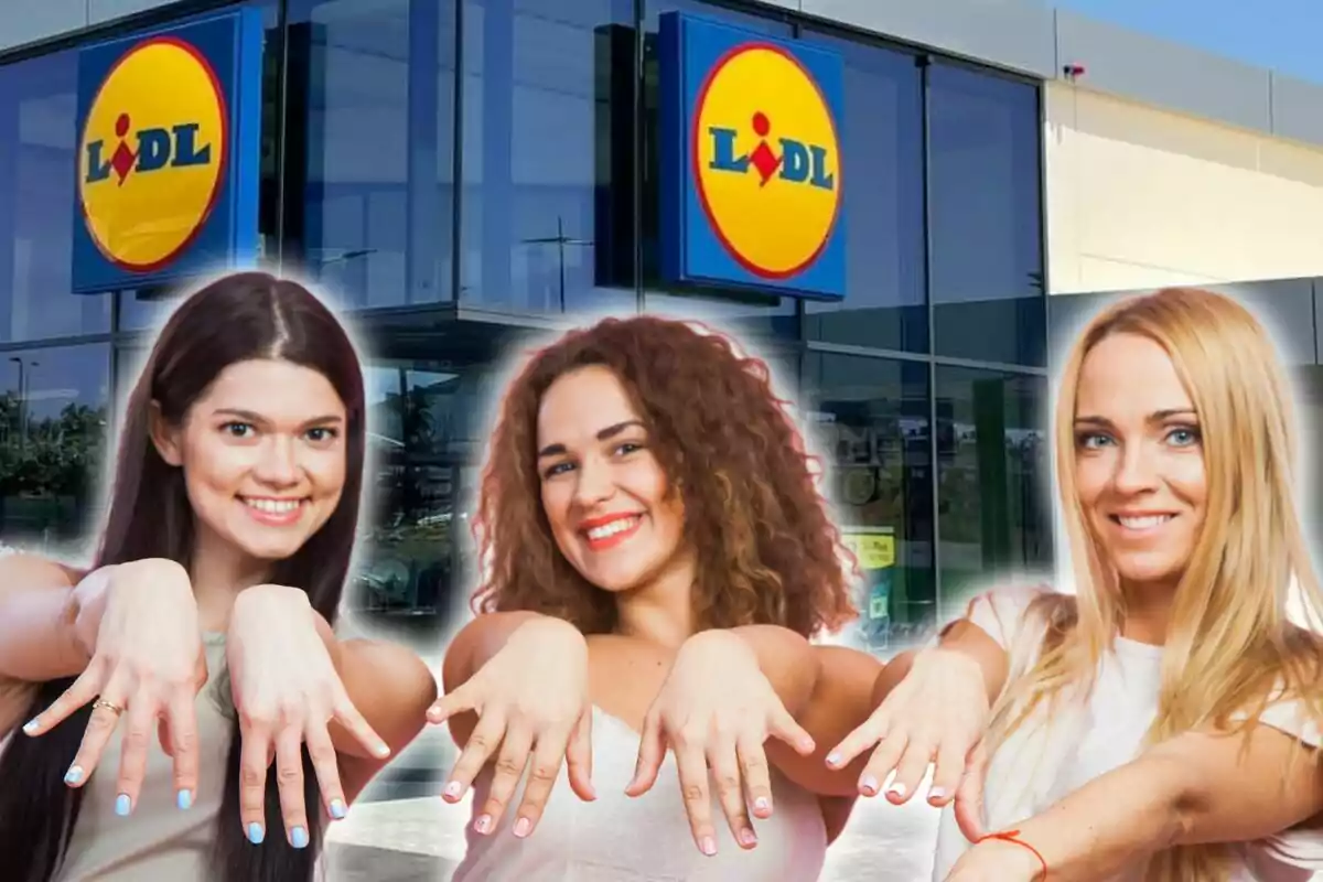 Tres mujeres sonrientes muestran sus uñas pintadas frente a una tienda Lidl.