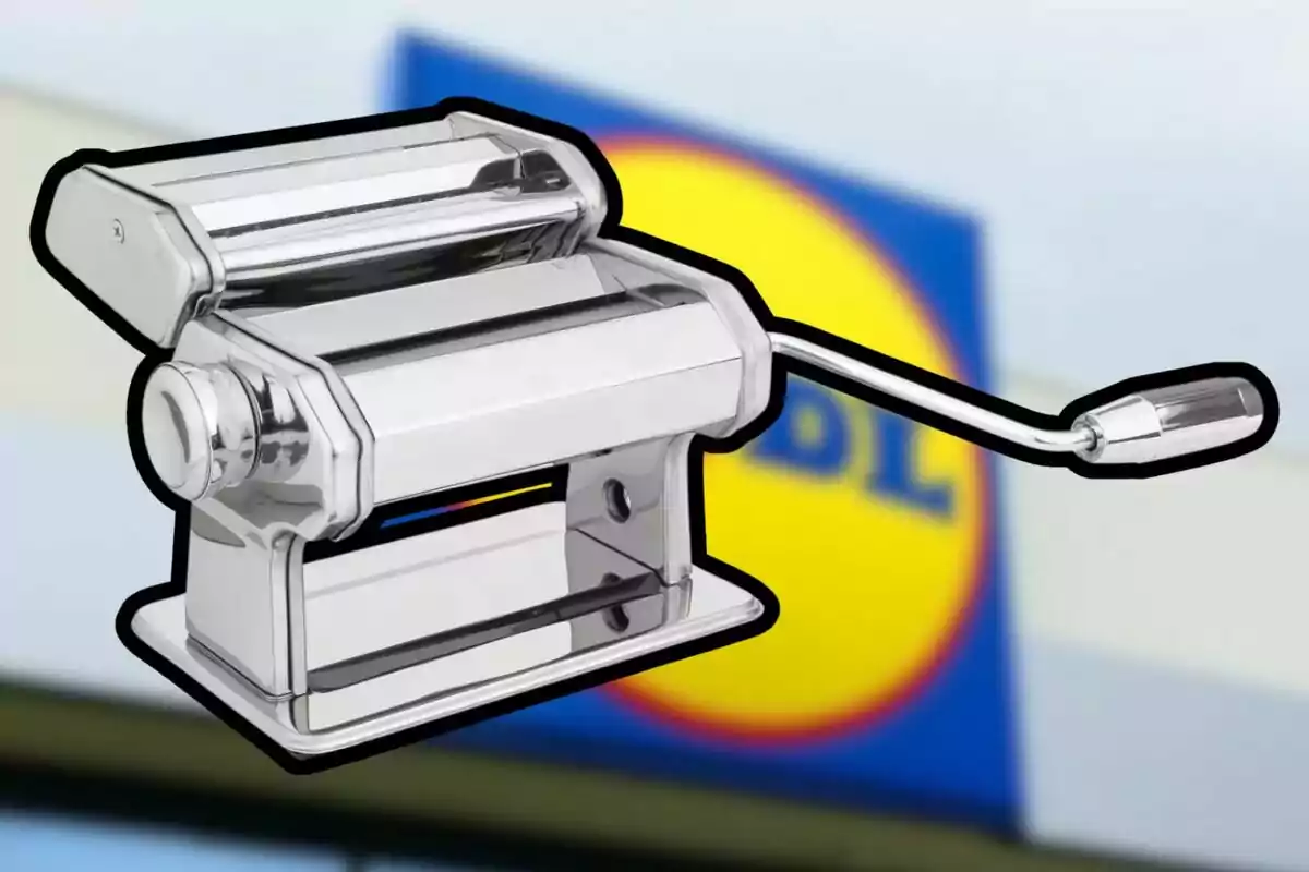 Máquina de hacer pasta de metal con fondo de un logotipo borroso. Máquina de hacer pasta de metal con fondo de un logotipo borroso.