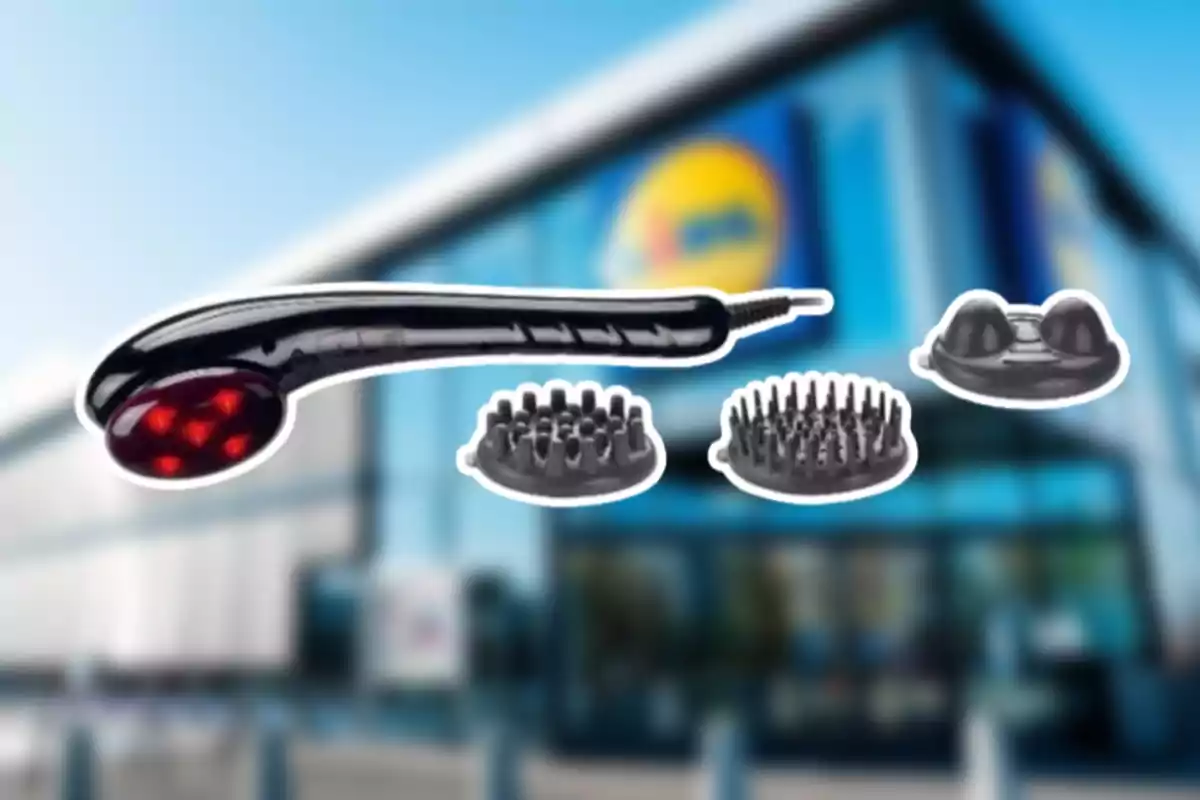 Masajeador eléctrico de mano con varios cabezales intercambiables frente a una tienda difuminada de Lidl Masajeador eléctrico de mano con varios cabezales intercambiables frente a una tienda difuminada de Lidl