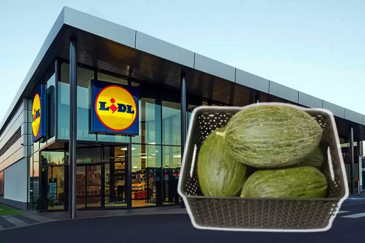 Fachada de una tienda Lidl con una canasta de melones en primer plano.