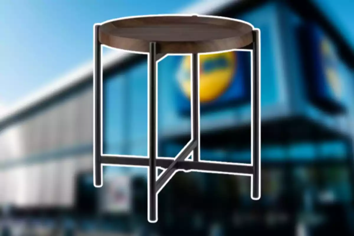 Mesa auxiliar redonda de madera con patas metálicas frente a una tienda desenfocada Mesa auxiliar redonda de madera con patas metálicas frente a una tienda desenfocada
