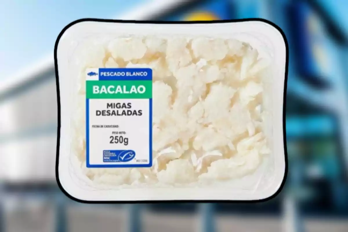 Envase de bacalao migas desaladas de 250 gramos sobre un fondo desenfocado Envase de bacalao migas desaladas de 250 gramos sobre un fondo desenfocado